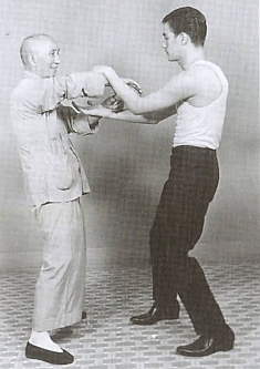 Gro&szligmeister Yip Man mit Bruce Lee beim Chi Sau Training